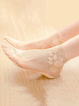 Elegant Floral Lace Invisible Socks for Women – Non-Slip, Lightweight Design