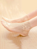 Elegant Floral Lace Invisible Socks for Women – Non-Slip, Lightweight Design